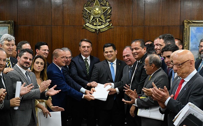 Bolsonaro entrega ao Senado pacote de propostas de reforma econômica